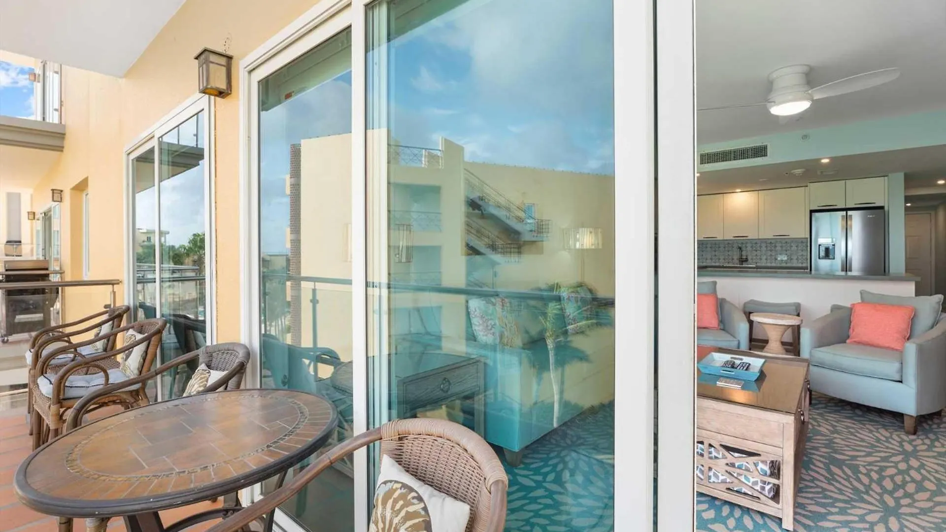 Beachfront - Emerald View 2Br Condo - P416 Palm Beach Vakantiehuis