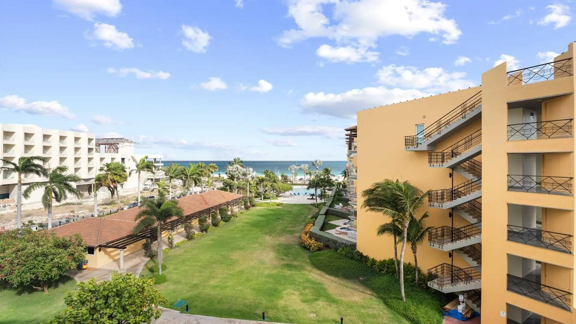 Beachfront - Emerald View 2Br Condo - P416 Palm Beach Vakantiehuis
